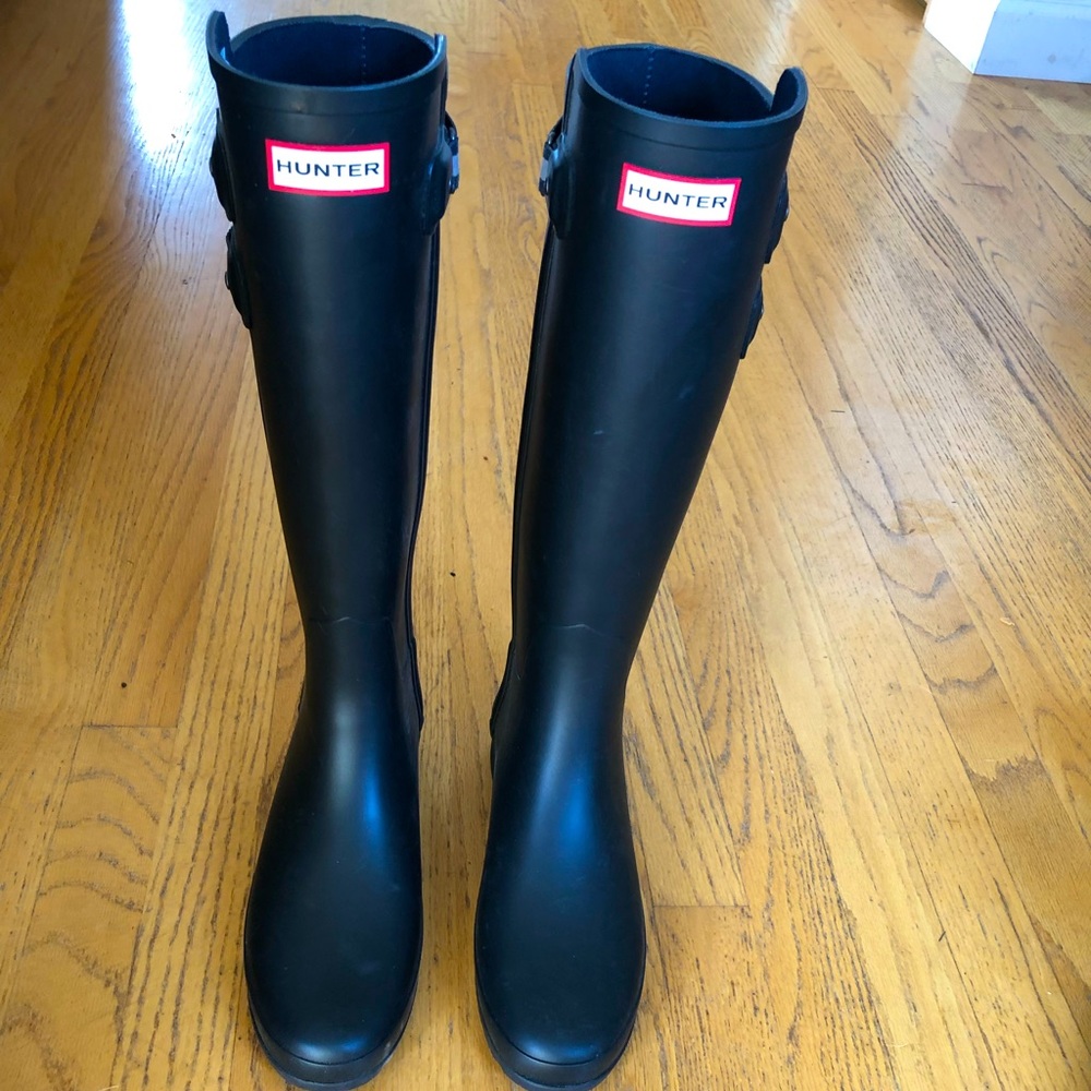 Hunter boots flat black.